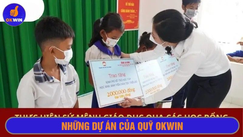 Tặng xe đẹp, sách vở cho các em học sinh khó khăn
