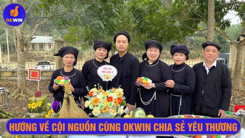 Okwin thăm hỏi và trao tặng quà cho bà con