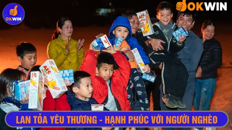 Tặng quà học tập, sách vở cho trẻ em vùng cao